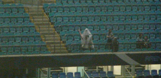 Gremista se fantasia de Fantasma da B e carrega caixão do Inter na Arena