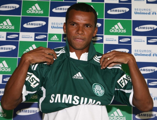 O lateral Vitor se apresenta no Palmeiras, em março de 2010