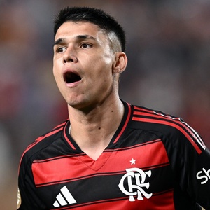 Luiz Araújo discute com torcedor do Flamengo durante live: 'Você que joga, né?'