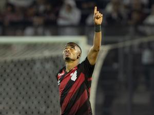 Athletico vira em 5 minutos sobre São Paulo e deixa rival pressionado