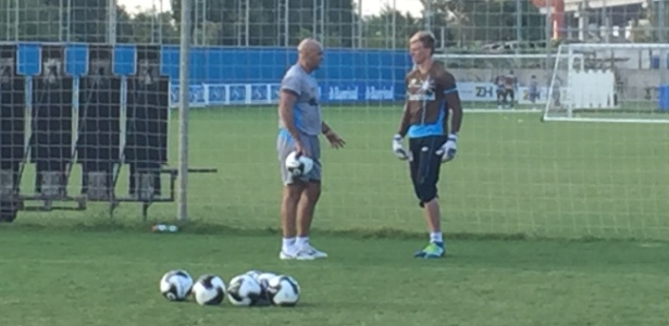 Emprestado pelo Corinthians, goleiro Douglas já treina no Grêmio