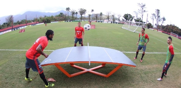 Tênis de mesa, mas com bola de futebol. Clima da Rio-2016 toma conta do Fla