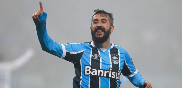 Grêmio oferece dois anos de contrato e se vê perto de renovar com Douglas