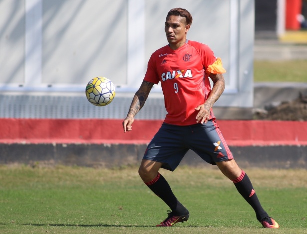O atacante peruano Guerrero durante treino do Flamengo
