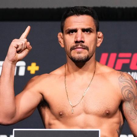 Último lutador a vencer Rafael dos Anjos pede disputa de título no Brasil