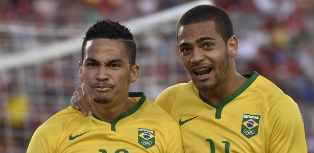 Luciano (e) comemora após marcar um dos gols da vitória do Brasil sobre o Canadá no Pan