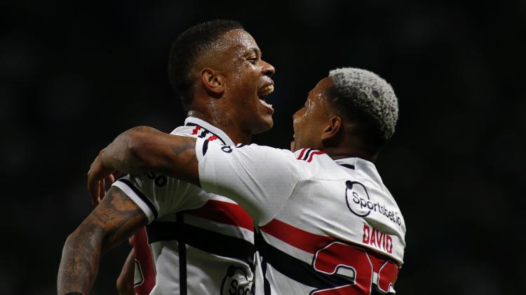 Caio Paulista e David celebram gol do São Paulo sobre o Palmeiras em partida da Copa do Brasil