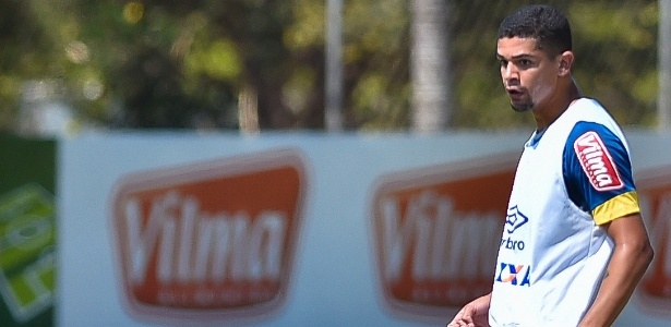 Denílson tenta mostrar serviço no Cruzeiro, após desfalques no elenco