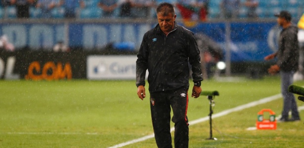 Técnico novo, crise e capitão quase aposentado: A LDU que espera o Grêmio