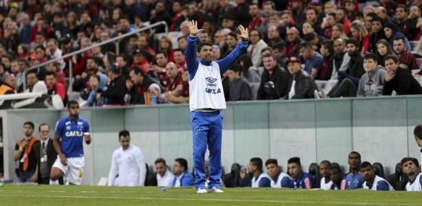 Cruzeiro diz ter estranhado grama sintética na Arena da Baixada