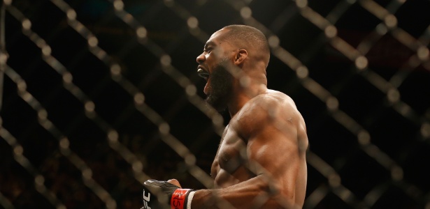 Jon Jones minimiza chance de lutar entre os pesados do UFC