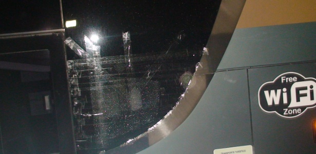 Ônibus do Cruzeiro é apedrejado em chegada à Arena do Grêmio para semifinal