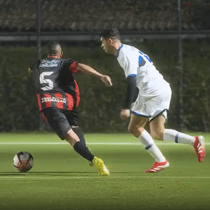 Ex-São Paulo, Oscar joga torneio de pelada após adeus e problema no coração