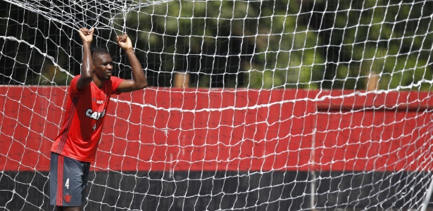 Juan ignora suspensão, viaja para Fla x Vasco e ganha torcida no Twitter