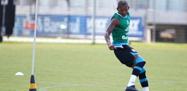 Quase sem volantes e cheio de atacantes. Grêmio fica torto após cartõesCOMENTE