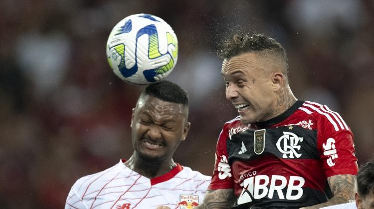 Arrascaeta faz mágica, Flamengo vence Bragantino e agita Brasileirão