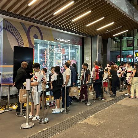 Fila de são-paulinos em shopping da capital paulista para tirar foto e pegar autógrafo de Lucas Moura