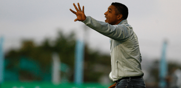 Surto de caxumba no Grêmio assusta comissão técnica, que teme novas baixas