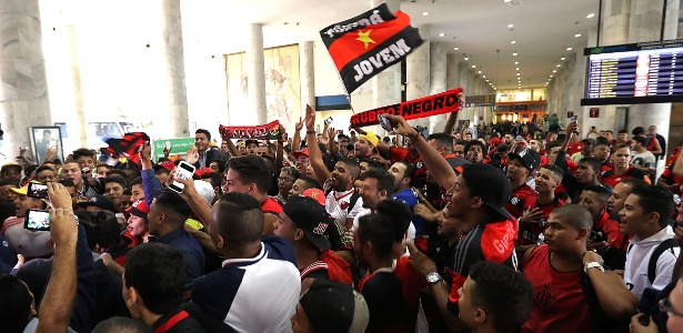 Fla veta cheirinho, mas se anima com festa em aeroporto antes de jogo em SP