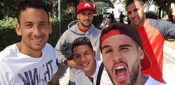 Gringos do Cruzeiro dividem suas rotinas com chimarrão, carteado e aulas de português