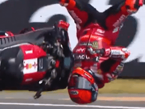 Marc Márquez sofre grave acidente na MotoGP e deixa pista mancando; veja