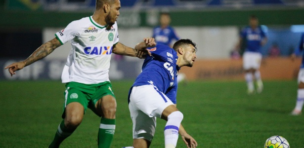 Cruzeiro começa bem, mas leva virada da Chape