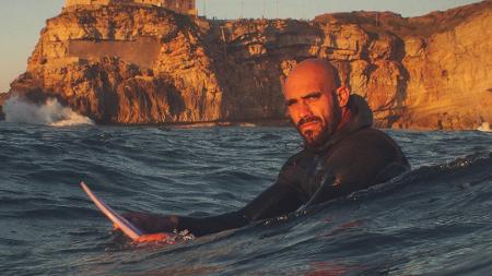 Trauma, milagre e onda de 100 pés: a rotina extrema de big rider brasileiro