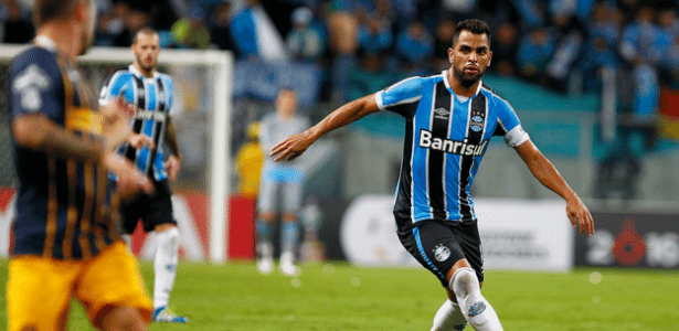 Grêmio é recebido com protesto. Maicon, Douglas e Luan são alvos