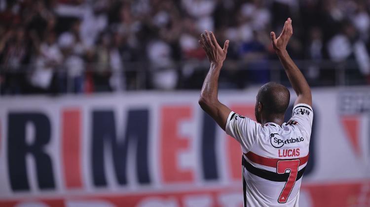 Lucas, do São Paulo, acena para torcida após classificação sobre o Corinthians