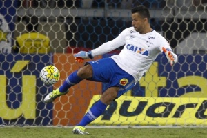 Fábio se silencia após entorse no joelho e é dúvida no Cruzeiro