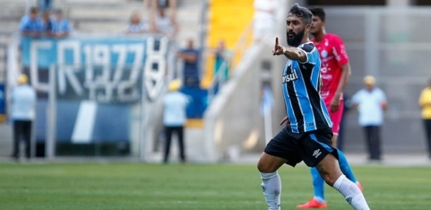 Douglas é vaiado e discute com torcedor do Grêmio durante vitória