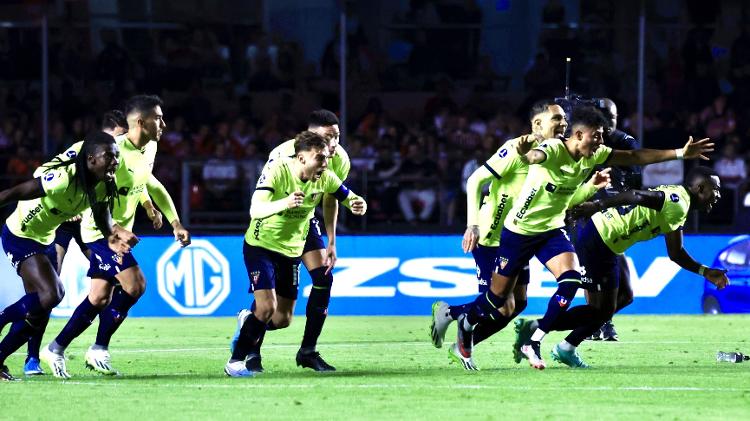 Jogadores da LDU celebram classificação na Sul-Americana sobre o São Paulo