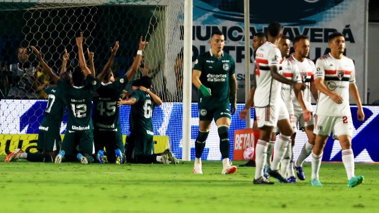 Goiás sofre gol nos acréscimos e empata com Grêmio na Serrinha