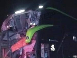 Acidente com ônibus e caminhão deixa dois mortos na Castello Branco, em SP