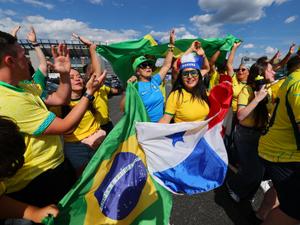Jogo do Brasil tem filas gigantes para banheiro, cerveja e fotos com patrocinador
