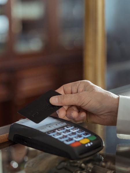 Cartão de crédito por aproximação: parcelado sem juros representa metade das transações