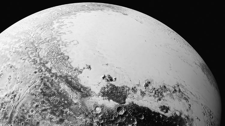 Perspectiva de Plutão, baseada em imagens de alta resolução feitas pela espaçonave New Horizons, em 2015