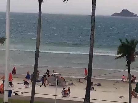 Ventania em SP causa mortes, fecha travessias no litoral e altera voos