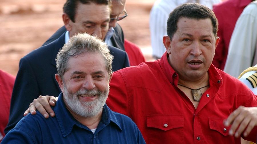 Lula e Chávez durante visita às obras da refinaria Abreu e Lima no Complexo de Suape, em Ipojuca (PE), em 2008 