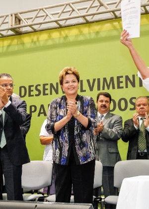 Dilma Rousseff participa de evento em que entregou 101 máquinas retroescavadeiras e 70 máquinas motoniveladoras em Natal