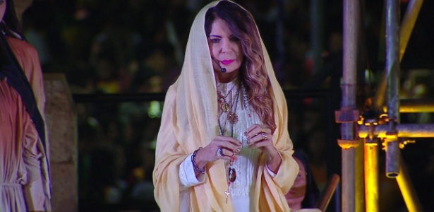 A cantora Elba Ramalho participa da encenação da crucificação de Jesus Cristo, a Via Sacra, em Copacabana