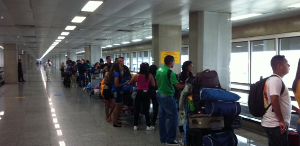 Peregrinos da Jornada Mundial da Juventude enfrentam fila  no aeroporto do Galeão, no RJ: multa e atrasos