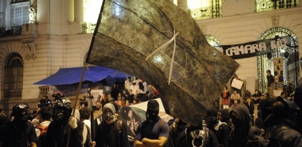 Manifestantes adeptos da tática black bloc tentam retomar a onda de manifestações no Rio de Janeiro