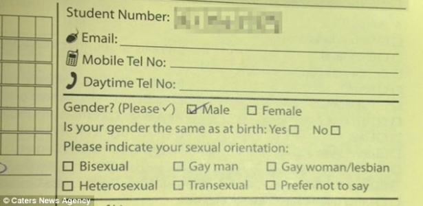 Formulário entregue para alunos da faculdade inglesa Barnsley 