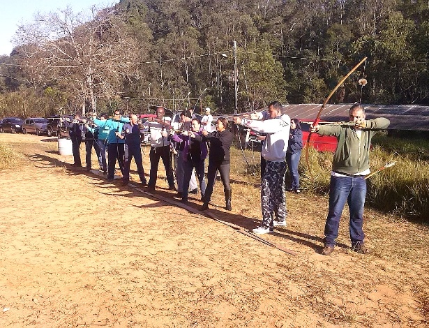 Guardas municipais de Várzea Paulista (42 km de São Paulo) treinam com arco e flecha uma vez por semana