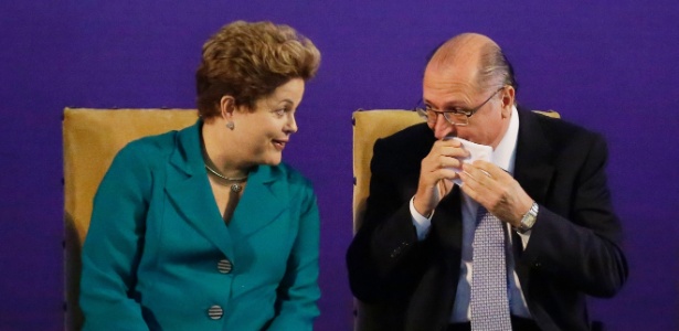 A presidente Dilma Rousseff (PT) e o governador Geraldo Alckmin (PSDB) durante cerimônia de anúncio de investimentos do PAC Mobilidade Urbana, no Palácio dos Bandeirantes, em São Paulo, nesta sexta-feira (25)