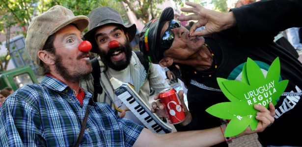 Uruguaios participam nesta terÃ§a-feira (10) da 'Ãšltima Marcha com Maconha Ilegal', em MontevidÃ©u