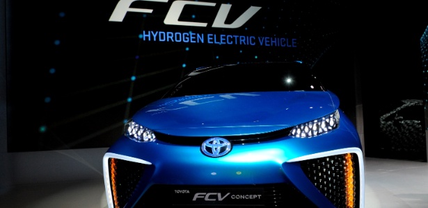 O veículo movido por célula de combustível não polui a atmosfera, uma vez que o produto da geração de energia, através da fusão de hidrogênio com oxigênio, é água