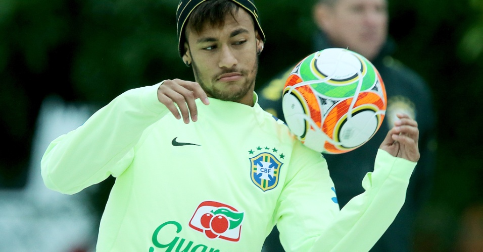 29mai2014---o-atacante-neymar-domina-a-b