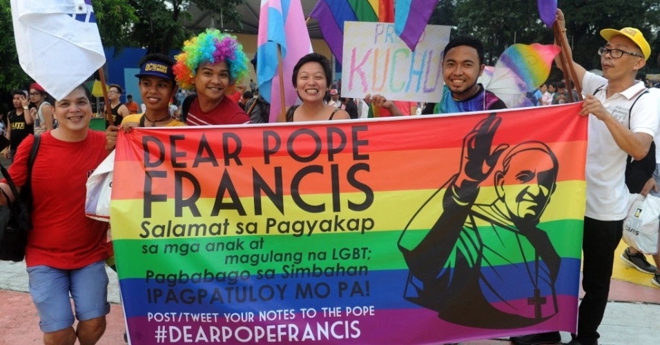 Papa Francisco é lembrado em cartaz levado por participantes da parada gay nas Filipinas